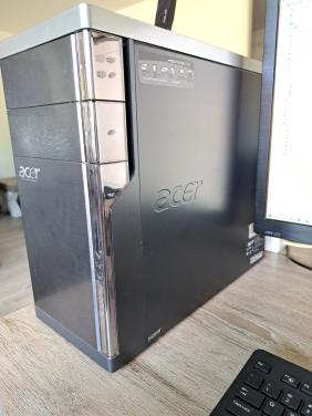 Acer pc compleet met monitor en draadloos toetsenbord en muis.