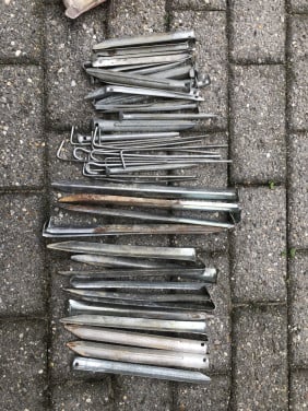 Tent haringen en pinnen