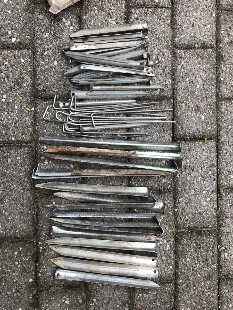 Tent haringen en pinnen