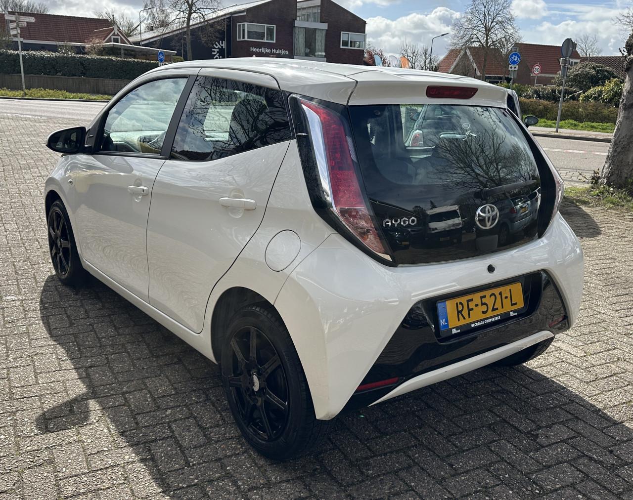 TOYOTA AYGO 1.0 VVT-i x-play | Airco | 3 maanden garantie | Vol jaar APK