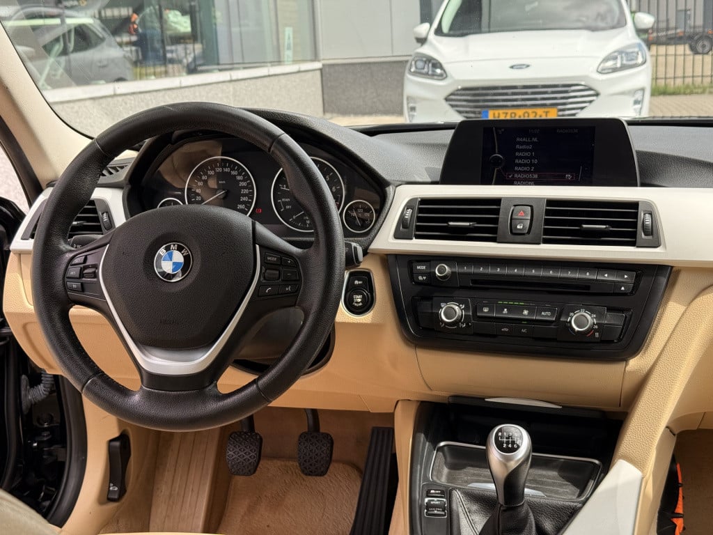 BMW 3-serie 320i high executive | navi | leder | 260pk | elect trekhaak |
