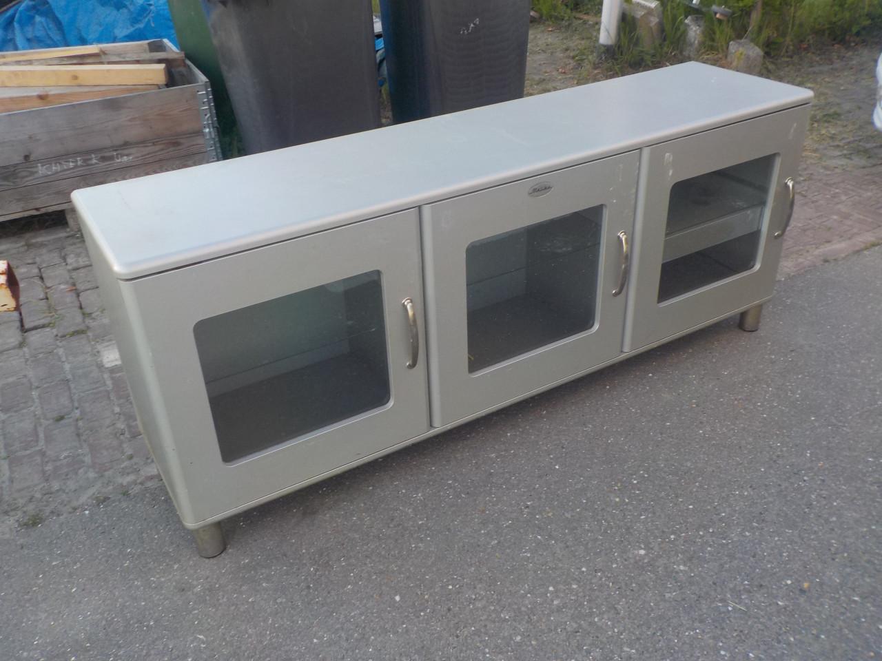 Mooie kwaliteit MALIHU dressoir in redelijke staat OPRUIMPRIJS 20 euro