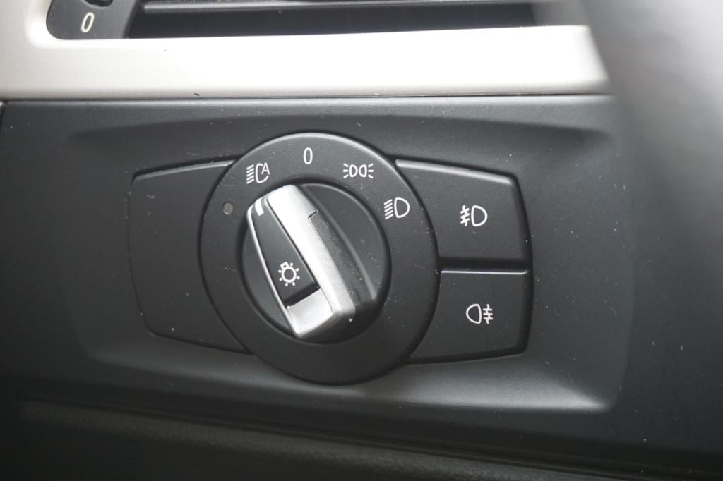 BMW 3-serie 316i business line airco / navi / cruise / carplay / parkeers. 