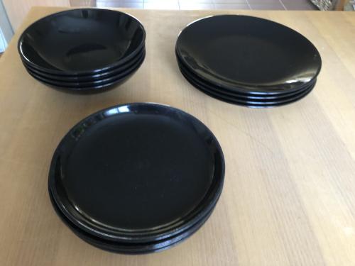 Te koop set mooie zwarte borden.