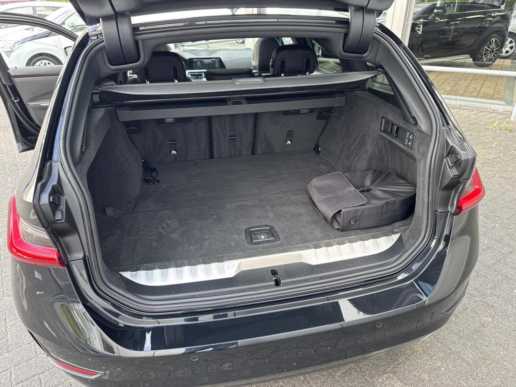 BMW 3-serie touring 330e sportline | panodak | plug-in hybrid