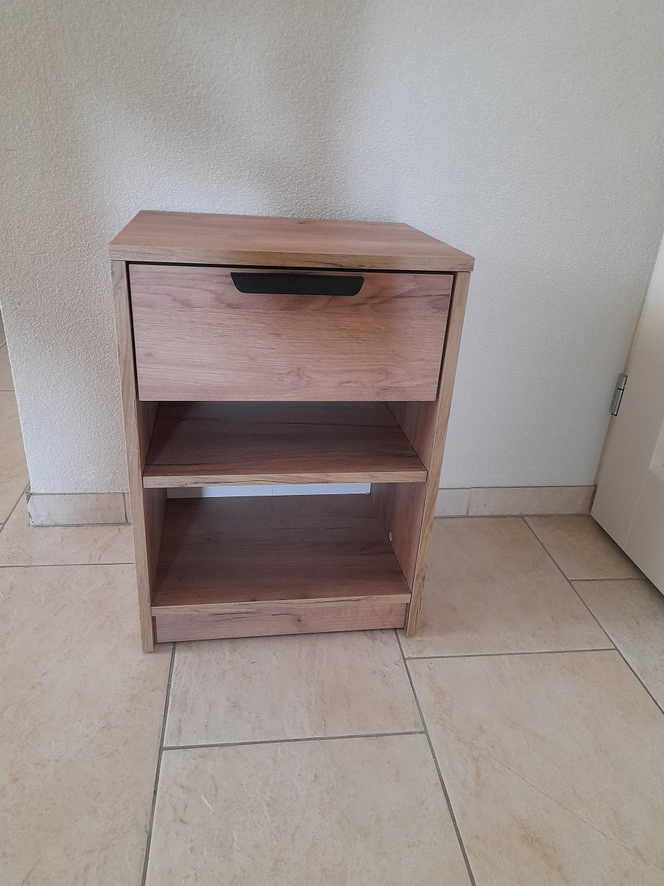 Nachtkastje 41 x 32 x 57H (in goede staat )