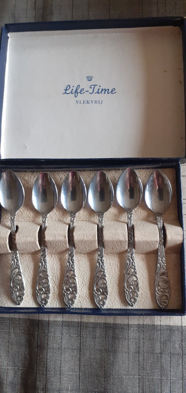 Oude dessertlepeltjes en vorkjes