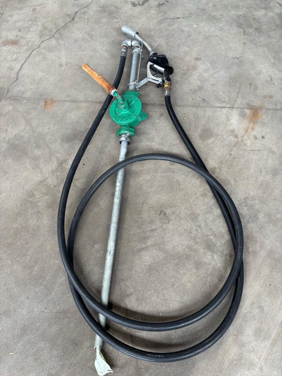 Handpomp voor 200L fust diesel