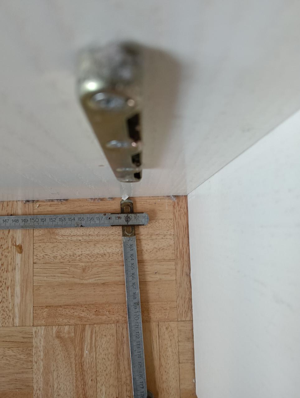 Bedachterwand met kasjes, zonder bed