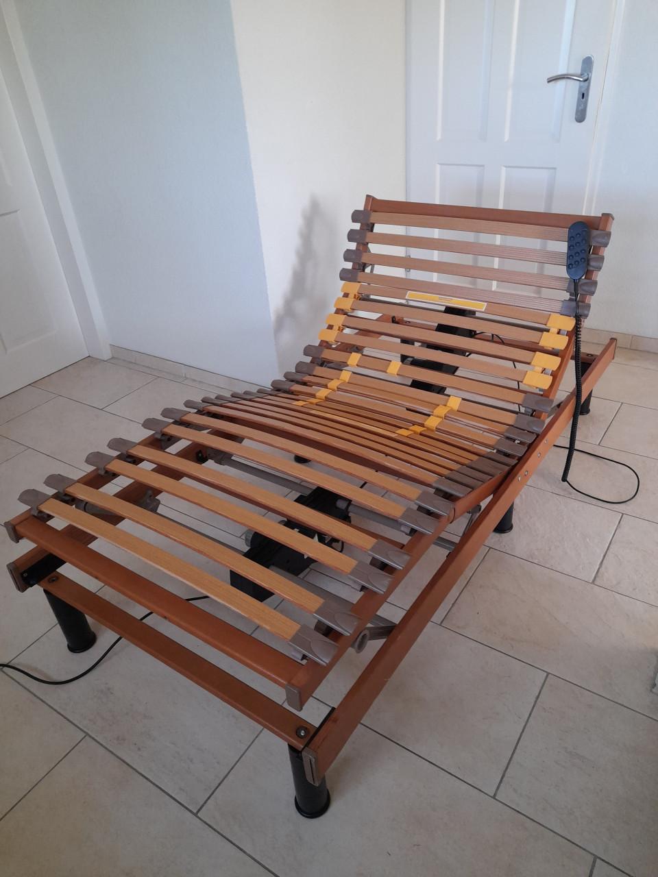 Electrische lattenbodem op poten 90 x 200 (in goede staat)