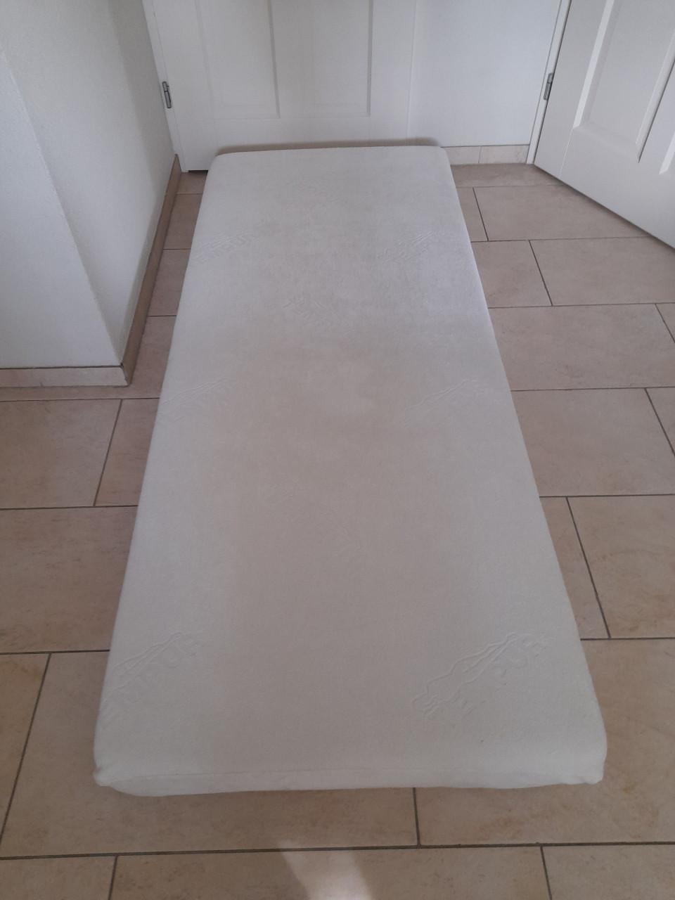 Matras 80 x 200 x 14  (in goede nette staat )