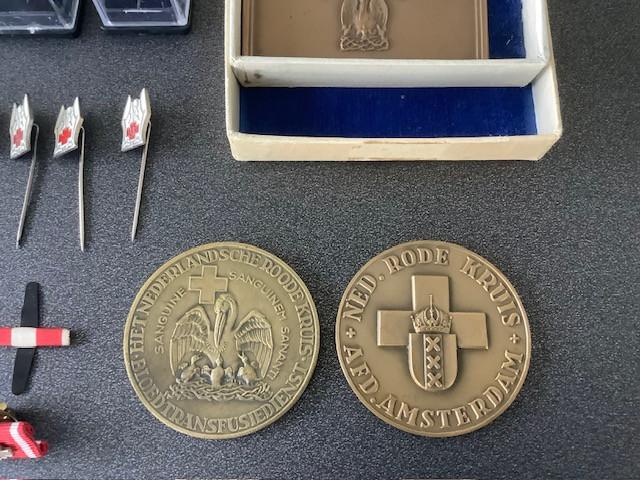 Collectie penningen etc. Het Nederlandsche Rode Kruis.