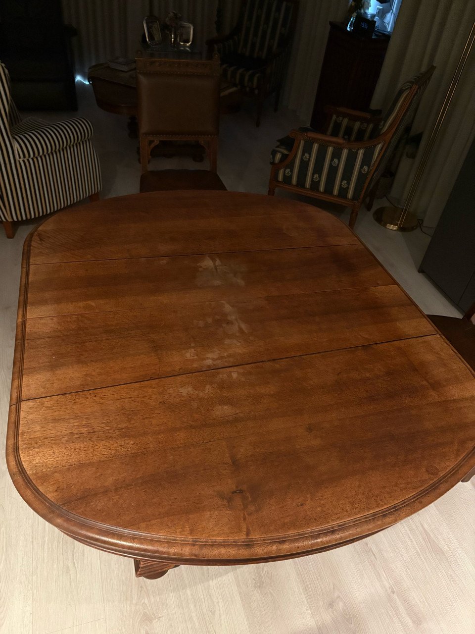 Klassieke houten eettafel