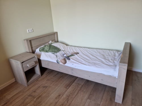 Kinderkamer steigerhout (bed, nachtkastje en kledingkast)