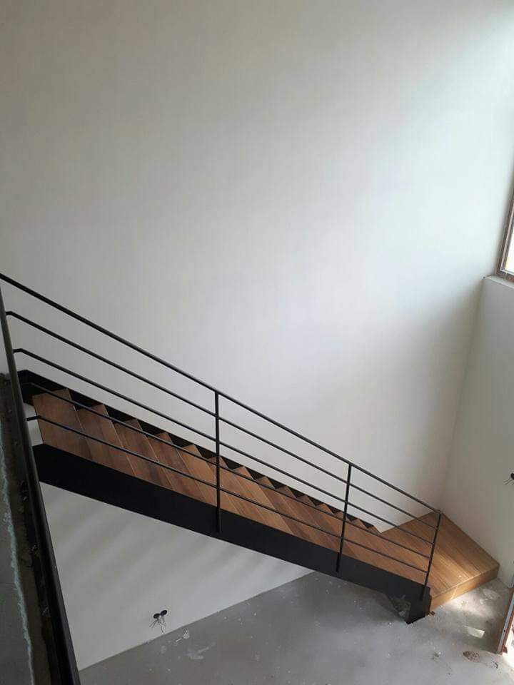 Rechte trappen op maat – stijlvol, stevig & veelzijdig!