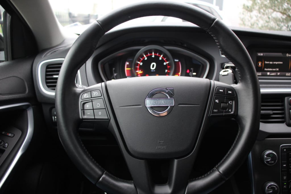 Volvo V40 1.6 t2 you! - xenon - cruise - pdc - high perf audio - dealer oh!