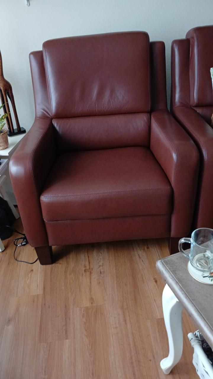 Volledig Leren twee en half zitsbank plus 2 fauteuils kastanjebruin