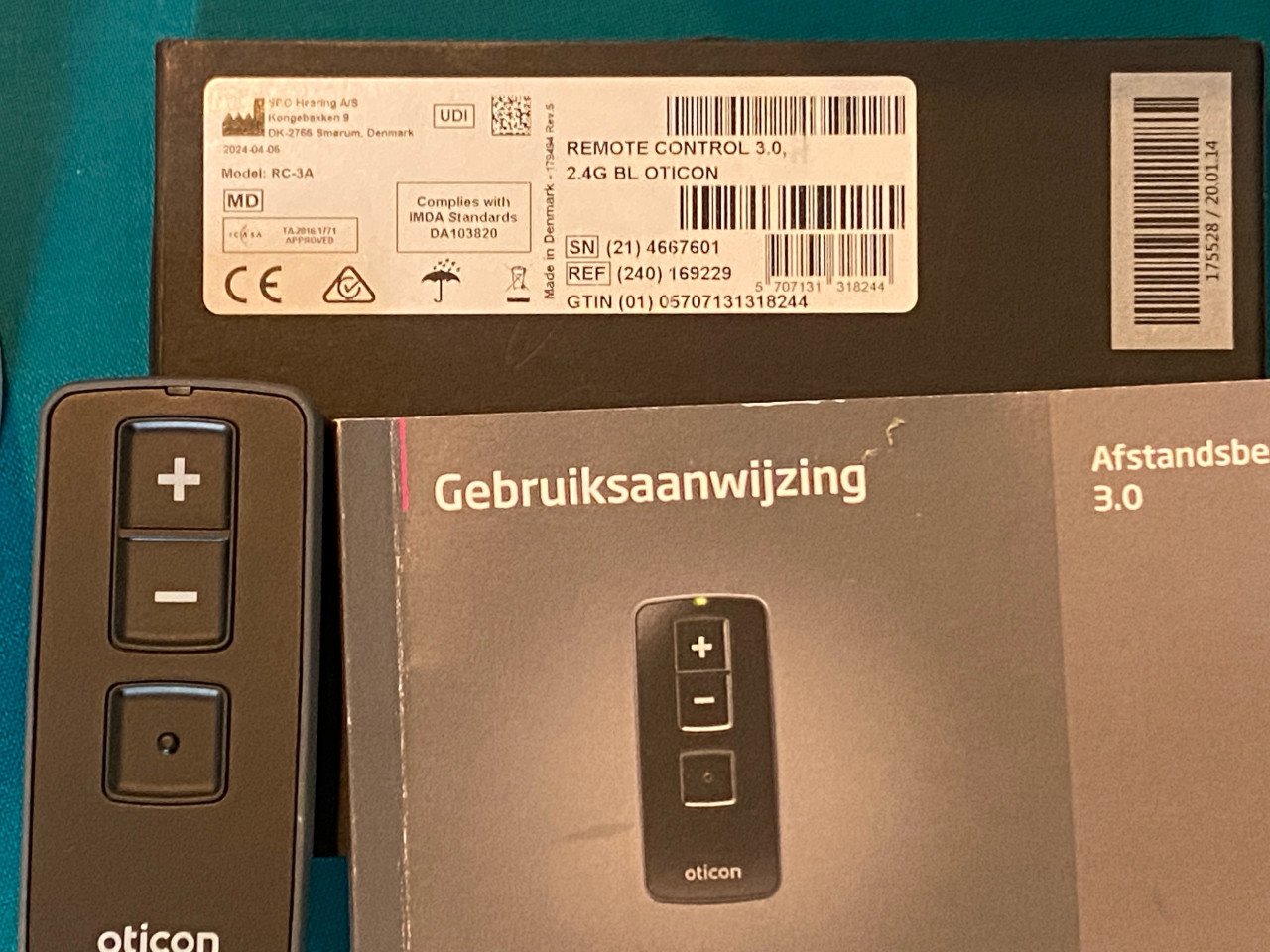 Gehoorapparaat met toebehoren. LET OP linker toestel ontbreekt
