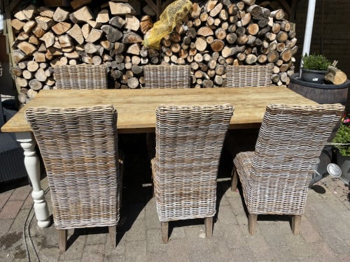 Tafel met stoelen