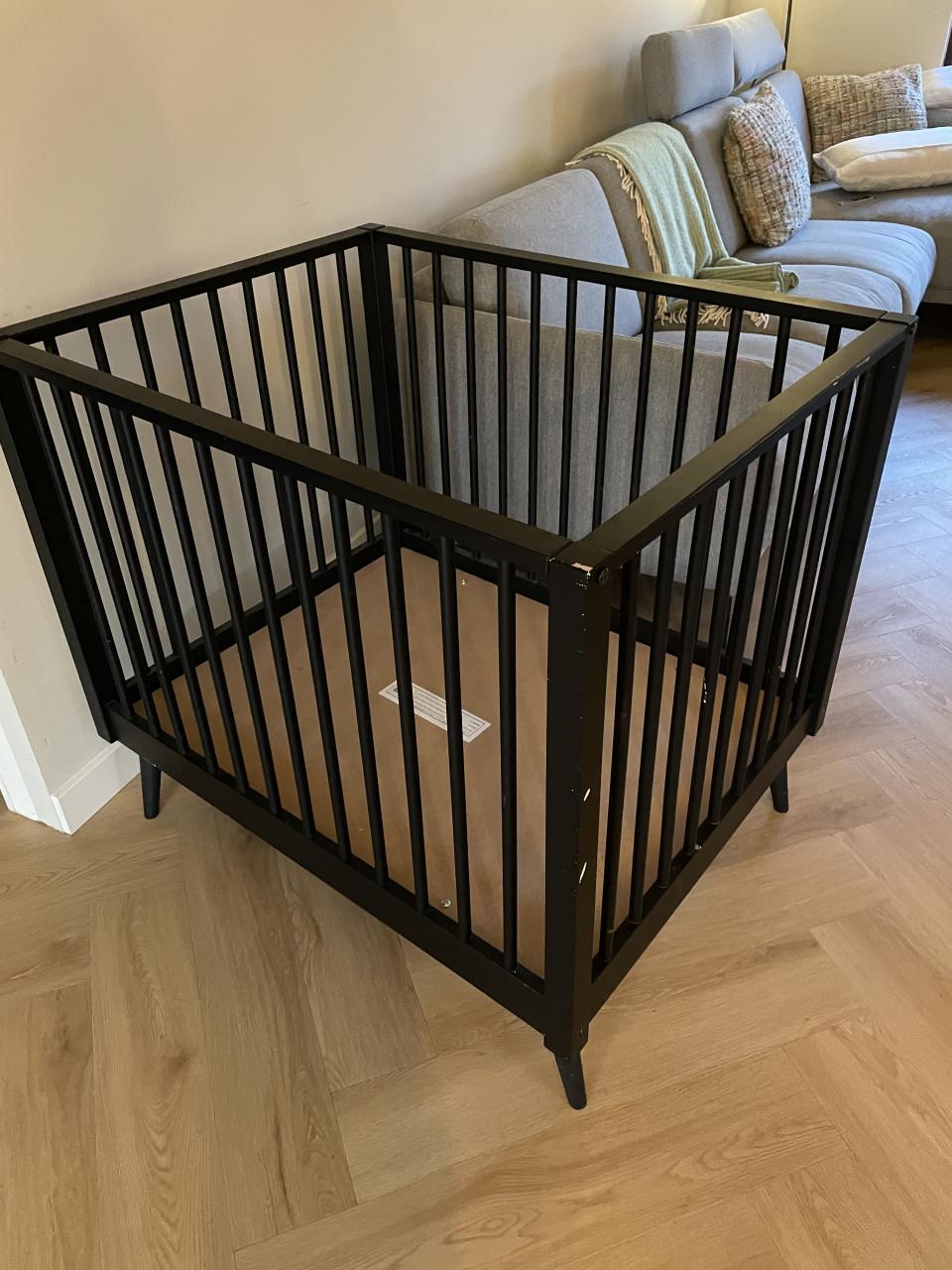 Box zwart met matras en boxkleed