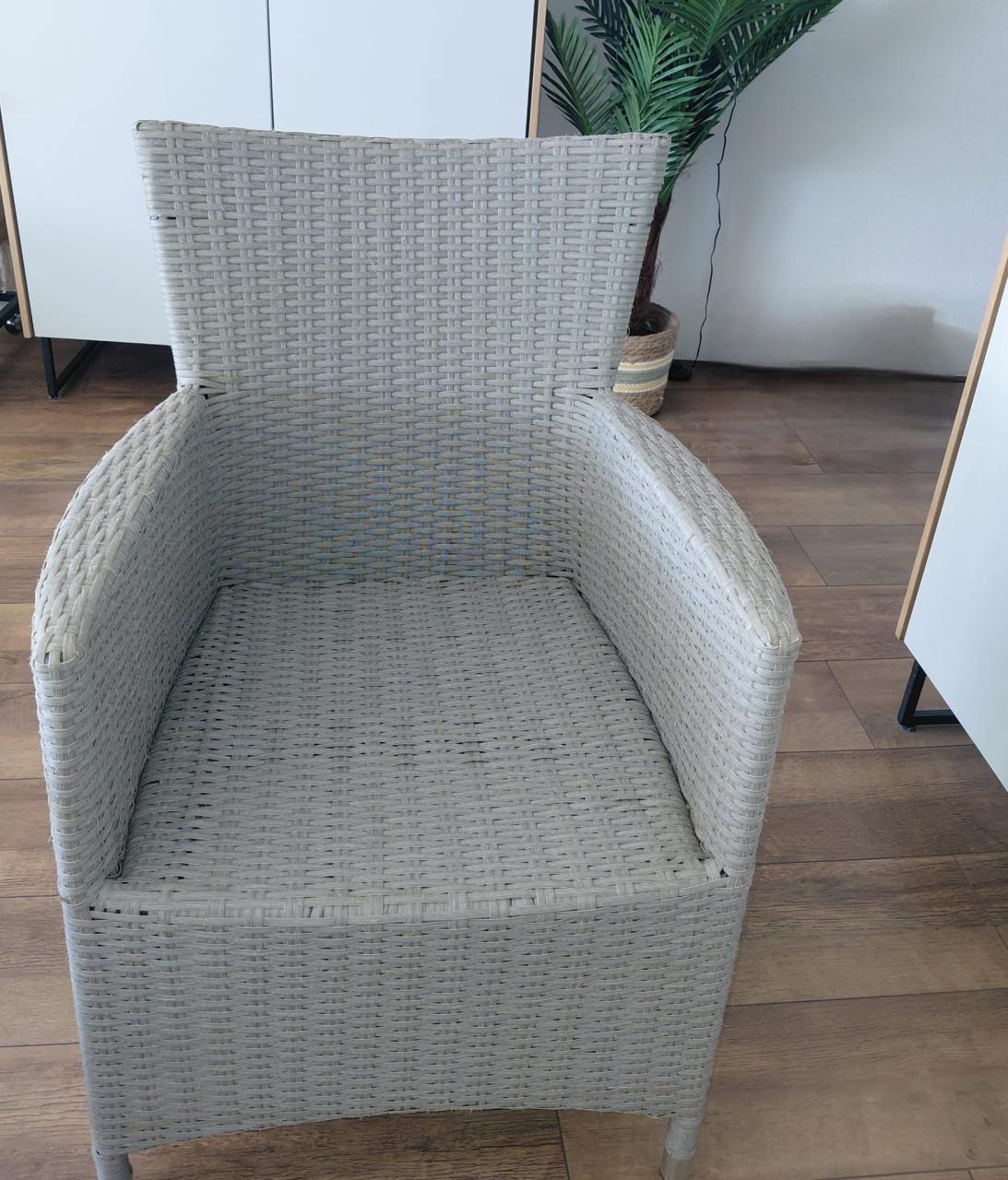 Leuke eettafel met 3 stoelen