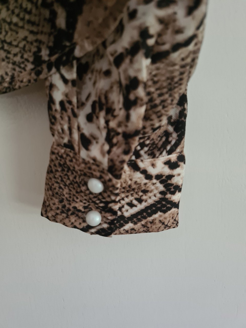 Beige, ecru ,zwart slangenprint blouse Maat M
