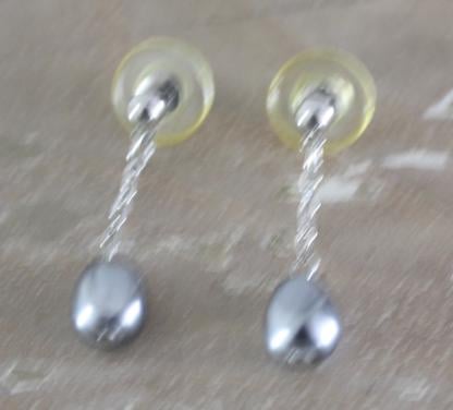 Zilverkleurige  oorhangers met licht grijze pareltje