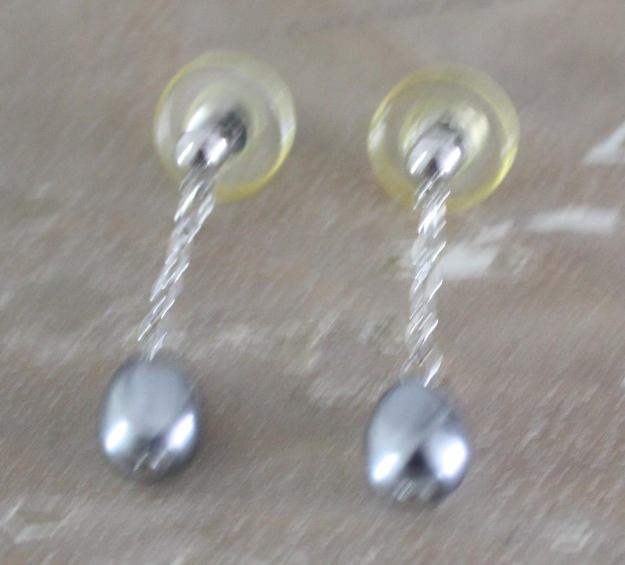 Zilverkleurige  oorhangers met licht grijze pareltje