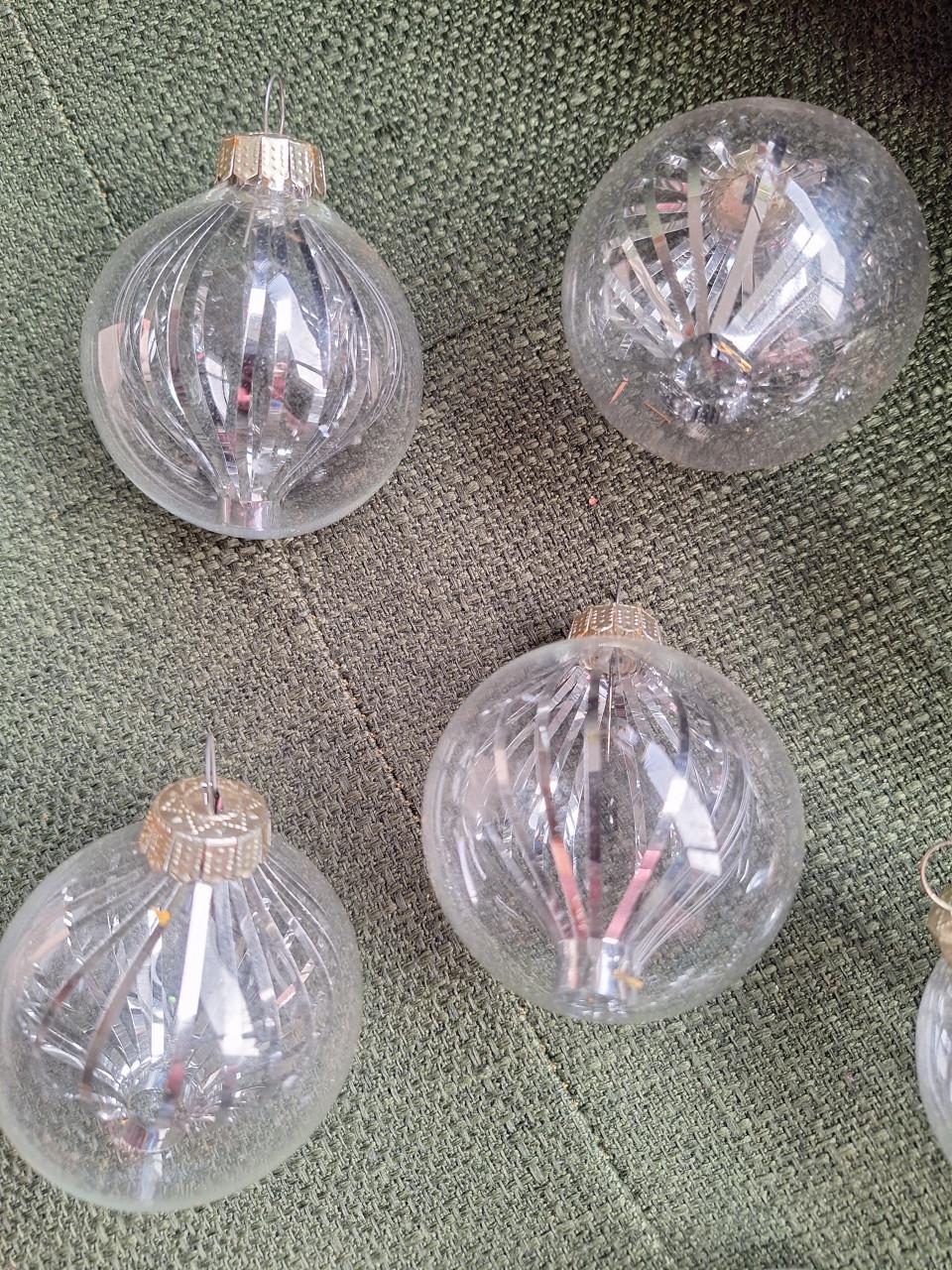 Kerstboomballen en piek van glas en meer