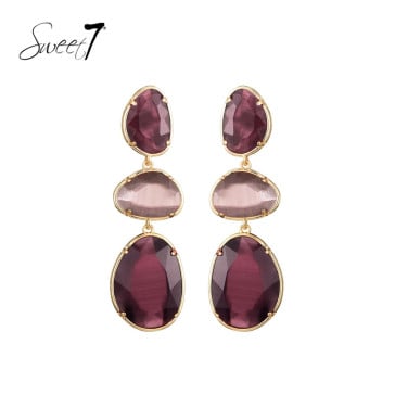 Paarse oorhangers met cat eye stenen en goudkleurige omlijsting