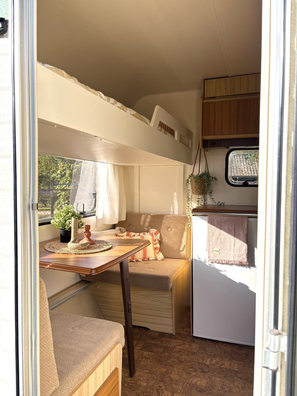 Zeer mooie kleine caravan Chateau LaCar 3.30 met voortent en fietsenrek