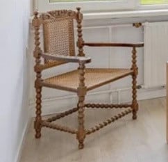 Bobbin stoel met rieten zitting