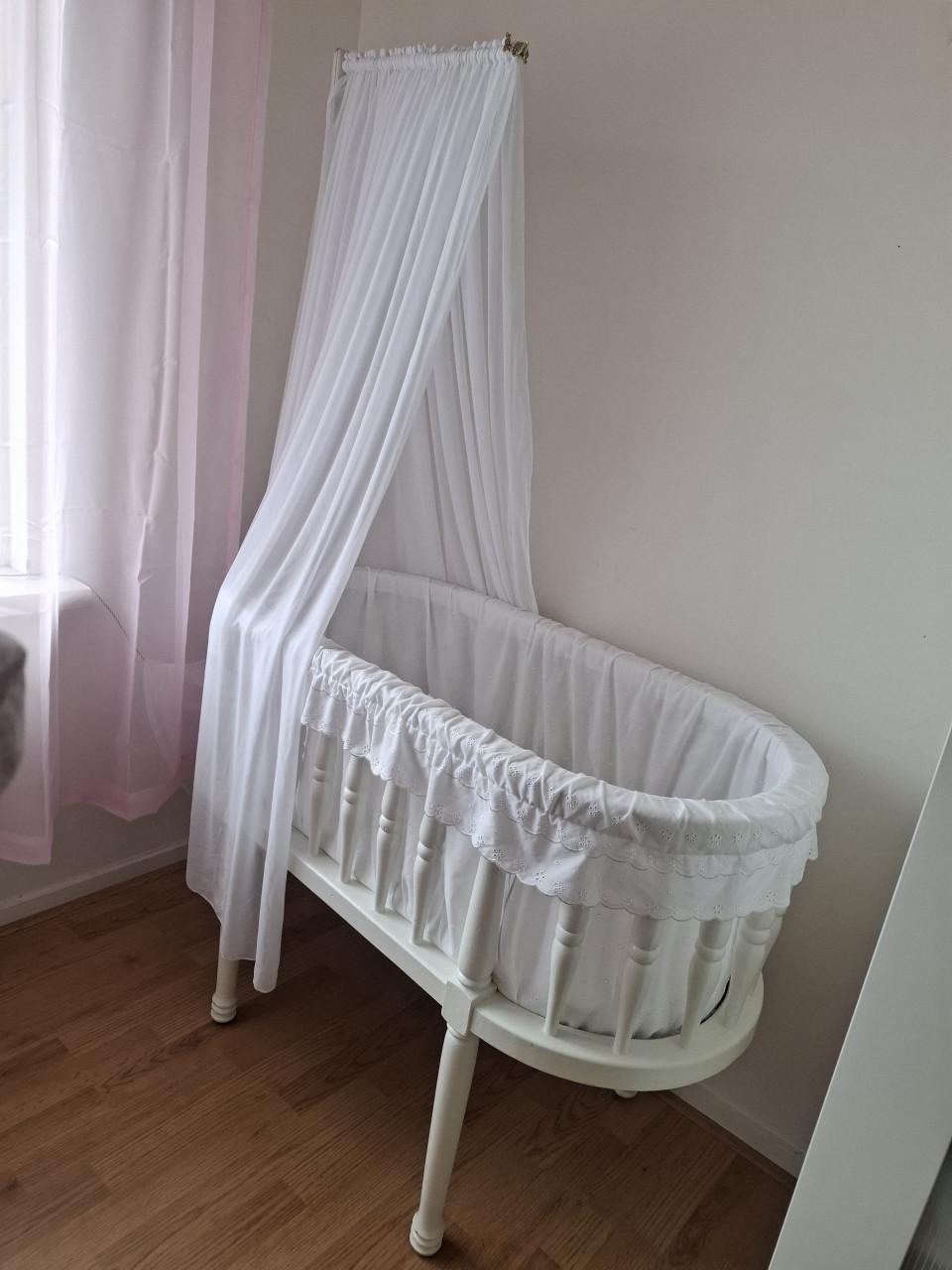 Handgemaakte wieg met hemeltje & nieuw matras