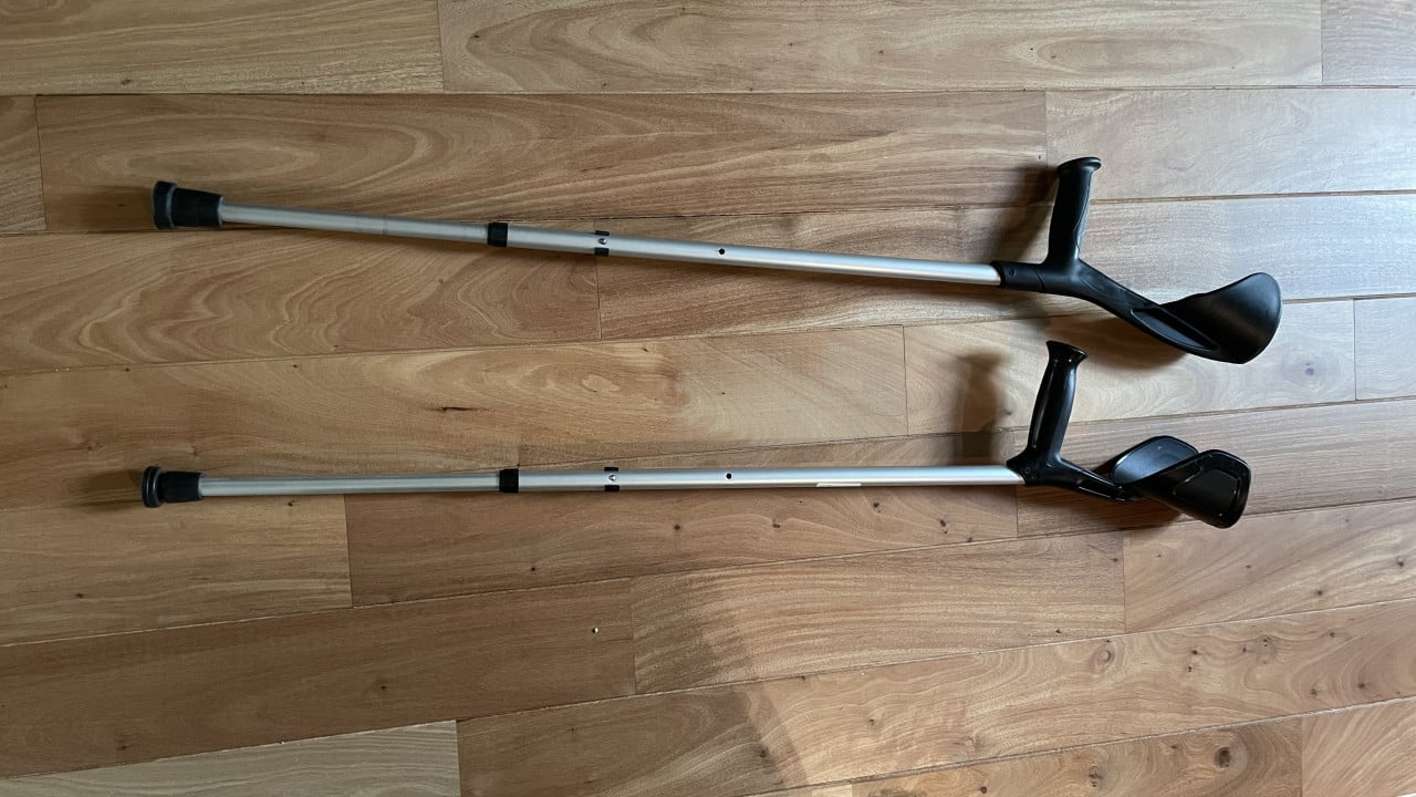 Handige Elleboogkrukken, loopkrukken bij sport blessure