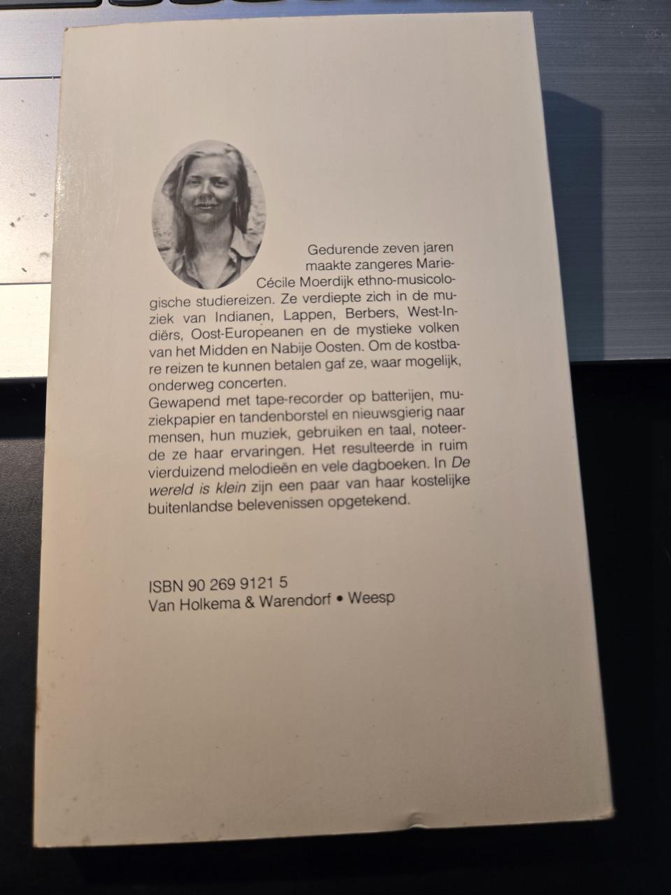 Boek: De wereld is klein ; Marie-Cecile Moerdijk 1990 1e druk