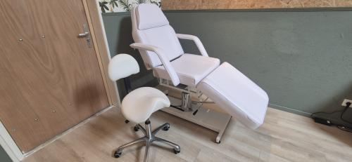 Behandelstoel en tabouret te koop