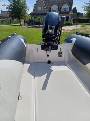 Bootje met motor en trailer