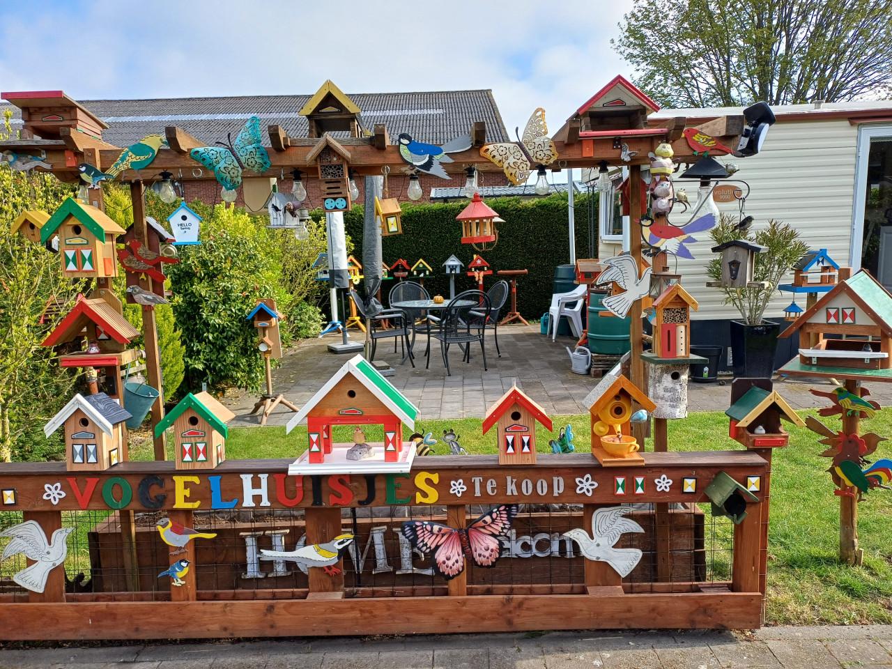 Vogel - Voederhuisjes , Nest - kastjes , Voedertafels   etc  zie foto's