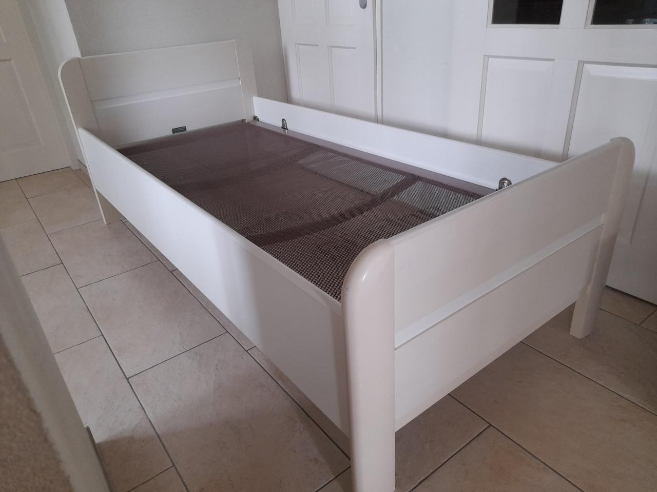 1 Persoons (senior)bed 90 x 200 met auping spiraal bodem (in goede staat )