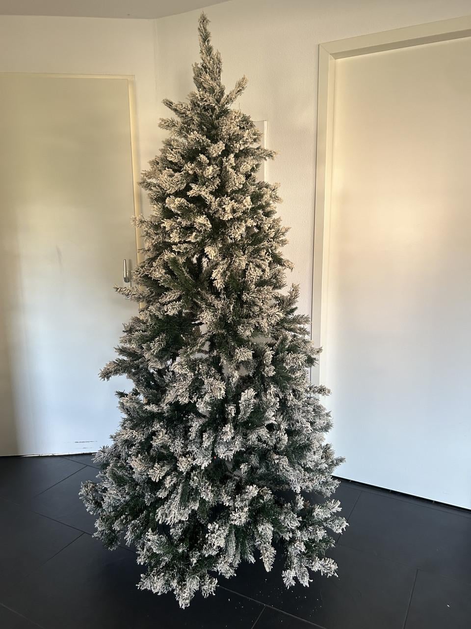 Kerstboom met sneeuw Intratuin Kiev  2.10 hoog