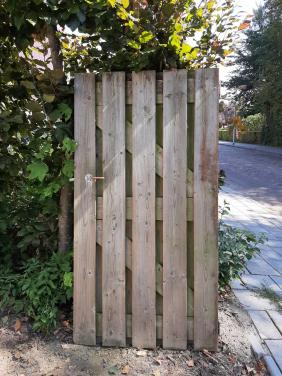 Tuinpoort met beslag