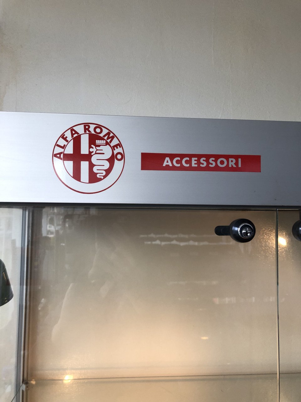 Mooie Alfa Romeo Accessori glazen vitrinekast