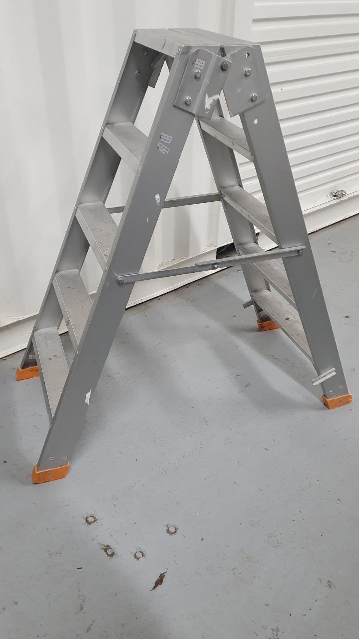 Inventaris Elektroklus, bedrijfsauto, frees, ladders en meer