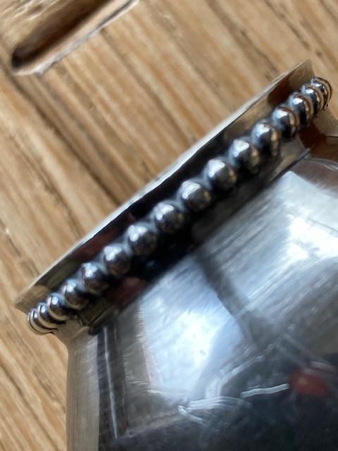 Zilveren vaasje en eierdop