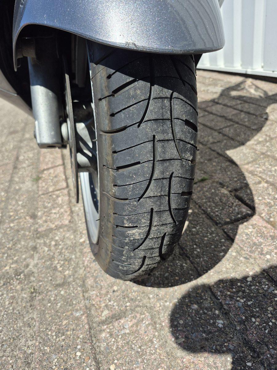 Suzuki Burgman 650 Executive uit 2007, grote motorscooter