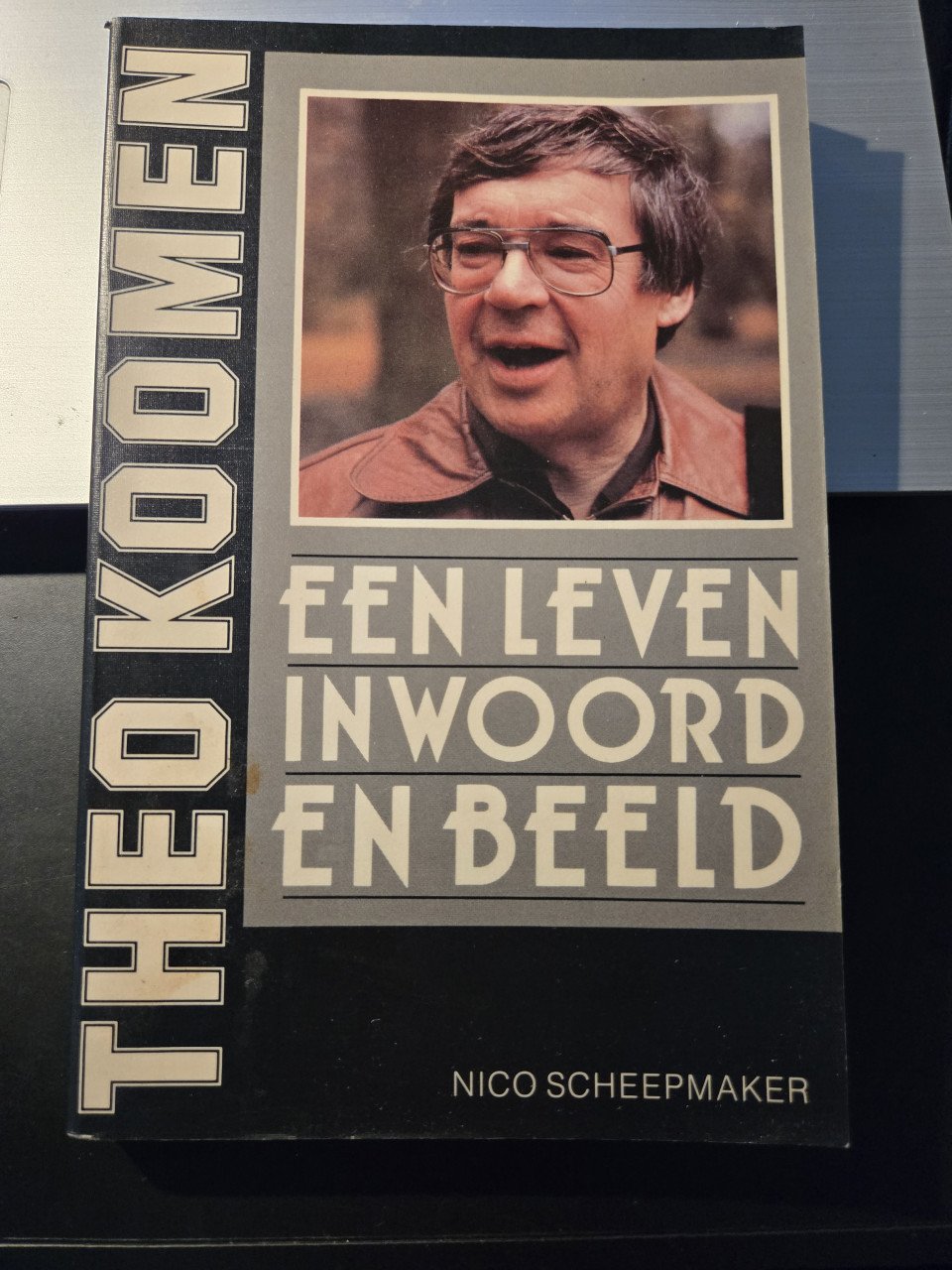 Boek: Een leven in woord en beeld van Theo Koomen 1986 Zgan