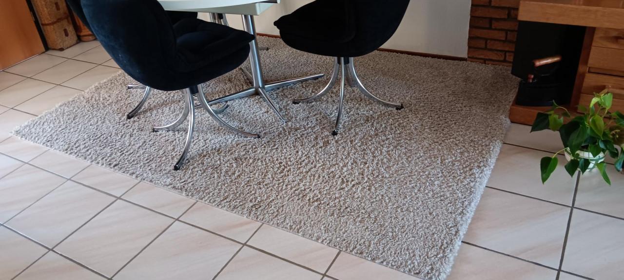 MOOI KLEED VOOR ONDER DE SALONTAFEL