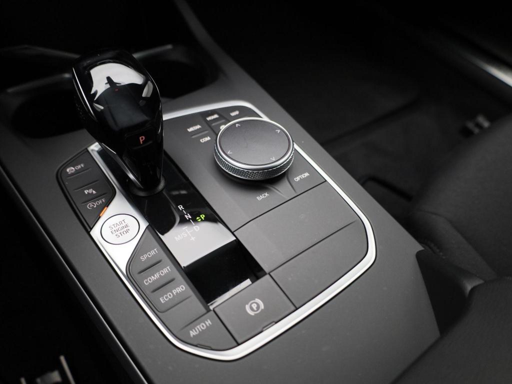 BMW 1 Serie 118i business edition | automaat | apple carplay / android auto