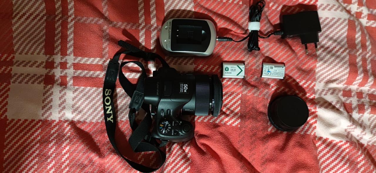 Te koop aangeboden Sony Superzoom 20 MP Compact Camera.