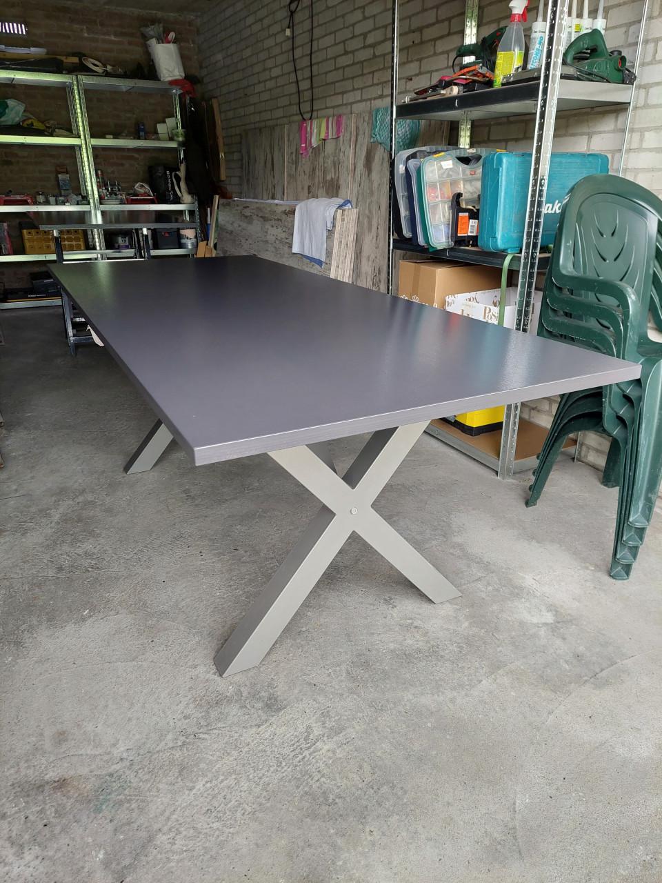 Nw eettafel met x poten